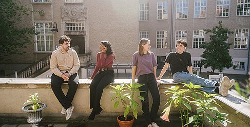 Studierende auf dem Campus Treskowallee © HTW Berlin/Alexander Rentsch Studierende auf dem Campus Treskowallee